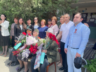 В Кизляре состоялась патриотическая акция "Парад у дома Ветерана".