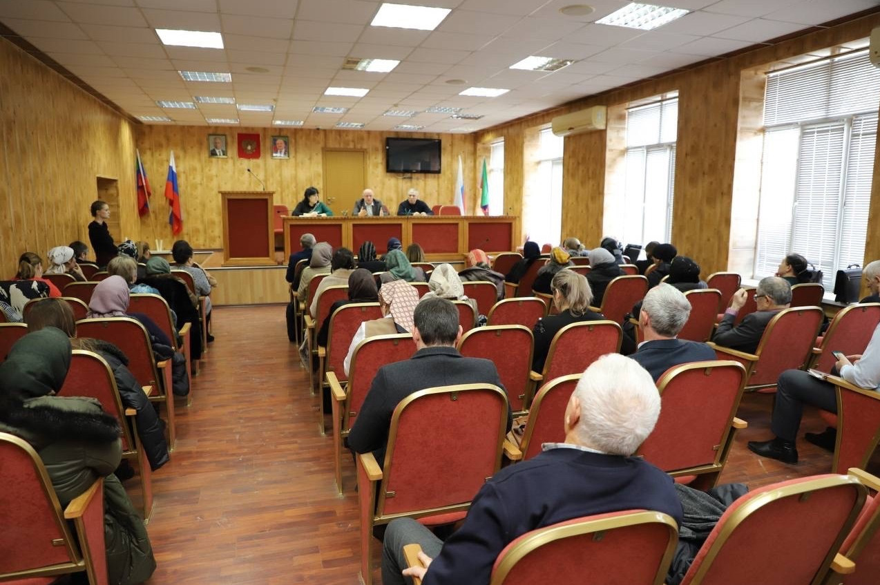 в администрации Кизлярского района под руководством главы муниципалитета Акима Микирова прошла встреча с директором Дагестанского регионального социального фонда «Все вместе» Селимханом Мирзехановым.