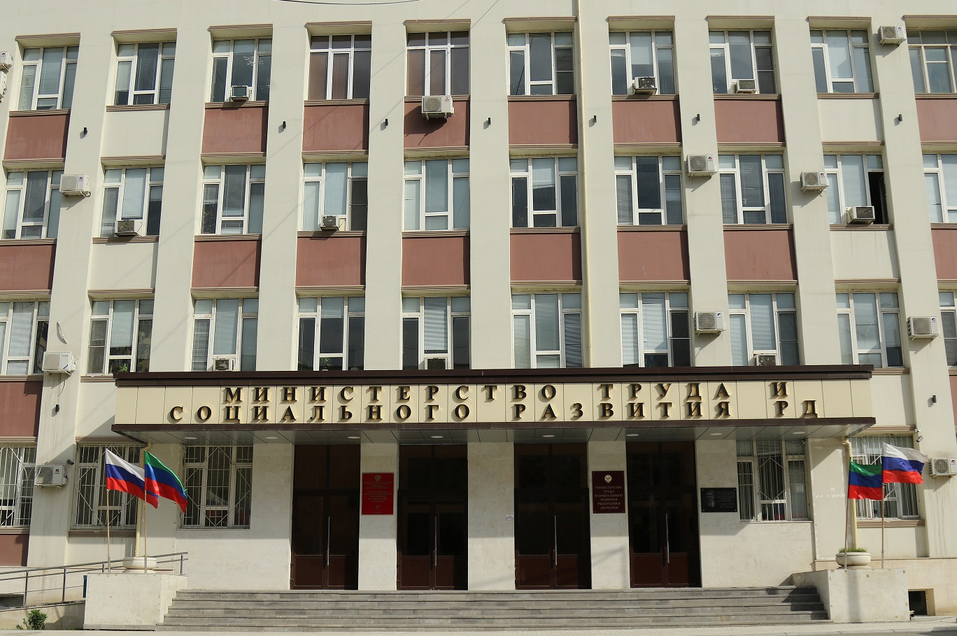 Подписан договор о взаимодействии Минтруда РД и МФЦ РД в части организации приема заявлений от граждан на оказание государственной социальной помощи на основании социального контракта