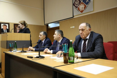 AБДУЛМУCЛИM АБДУЛMУСЛИМОВ ПРЕДСТАВИЛ КОЛЛЕКТИВУ МИНТРУДА ДАГЕСТАНА НОВОГО РУКОВОДИТЕЛЯ