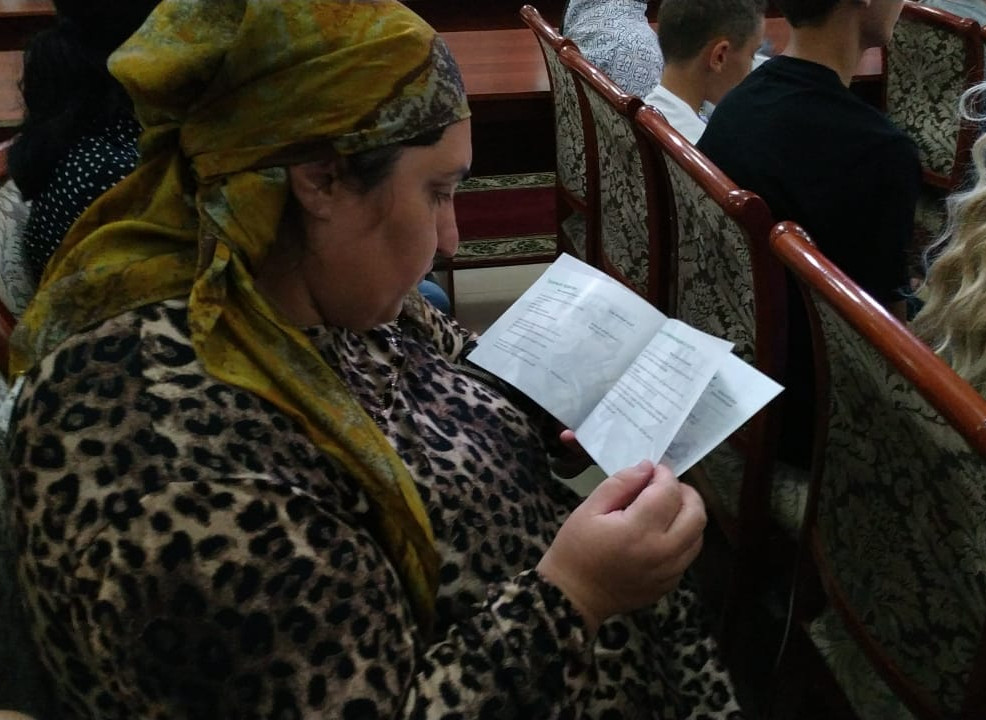 В Кизляре вручили подарочные наборы школьника детям из малообеспеченных, многодетных семей, детям участников специальной военной операции, детям-инвалидам.
