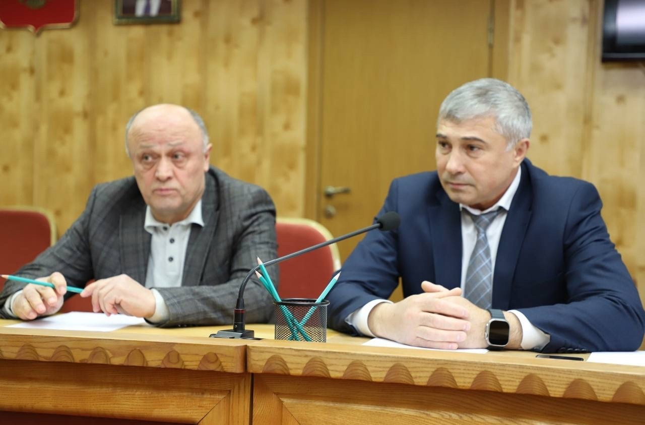 в администрации Кизлярского района под руководством главы муниципалитета Акима Микирова прошла встреча с директором Дагестанского регионального социального фонда «Все вместе» Селимханом Мирзехановым.