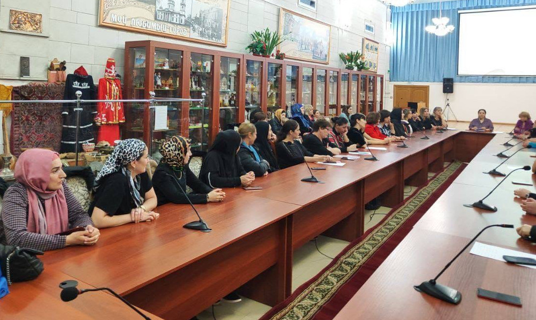 В городе Кизляр прошел  "Вечер правовой грамотности для родителей. Понимание. Помощь. Поддержка".