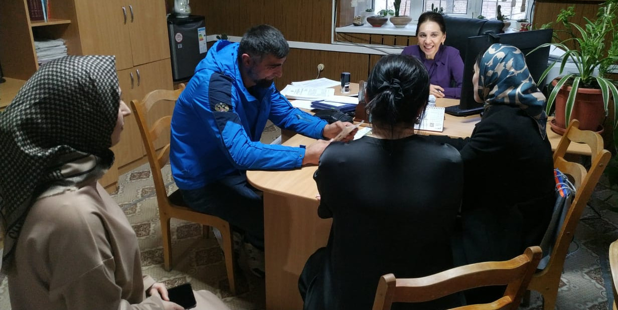 Руководители социальных ведомств города Кизляра провели встречу с участником СВО