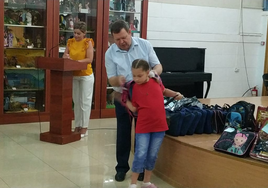 В Кизляре вручили подарочные наборы школьника детям из малообеспеченных, многодетных семей, детям участников специальной военной операции, детям-инвалидам.